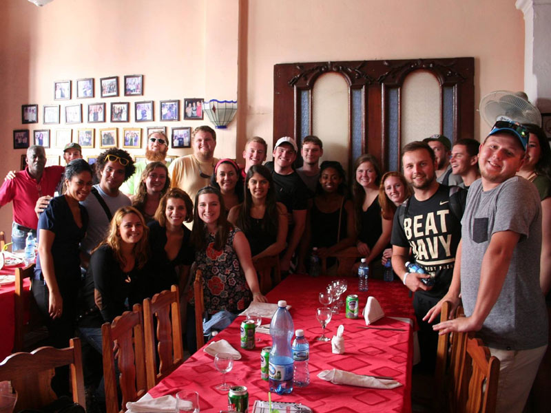 Sprachschülerinnen und Sprachschüler beim gemeinsamen Mittagessen in Havanna