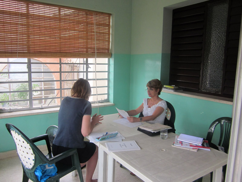 Einzelunterricht mit Lehrkraft in einem hellen Unterrichtsraum der Sprachschule