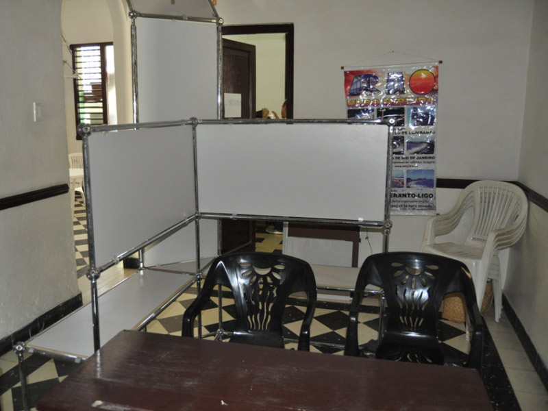 Klassenzimmer mit Tafel und Sitzmöglichkeiten für den Spanischunterricht