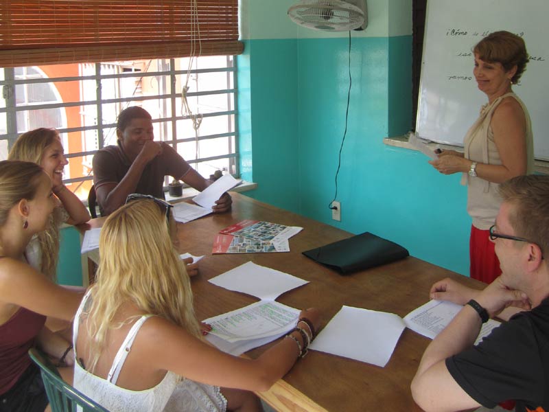 Gruppenkurs mit Teilnehmenden und Lehrkraft in der Sprachschule in Havanna