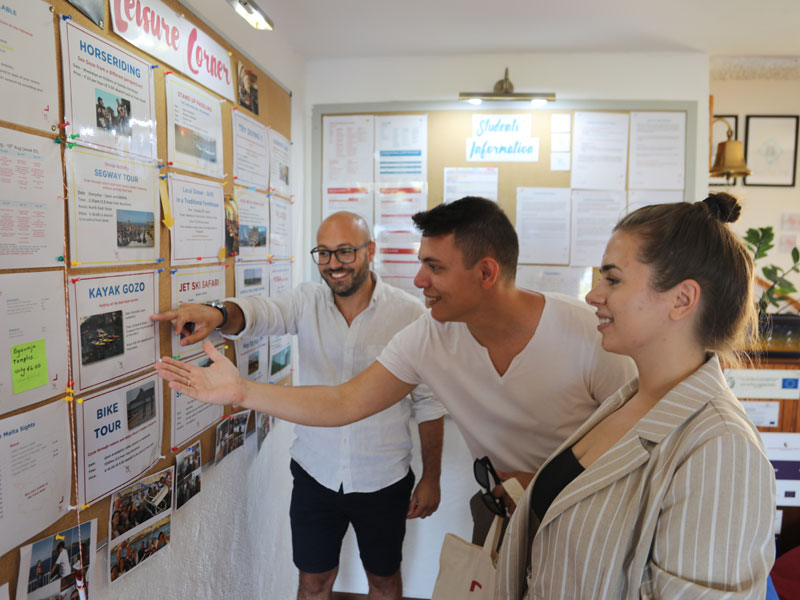 Lobby der Sprachschule, Informationen zum Programm und Abläufen der Sprachreise besprechen