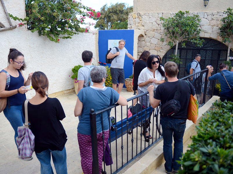Gruppe im Innenhof, Small Talk und Konversationstraining vor dem nächsten Unterricht