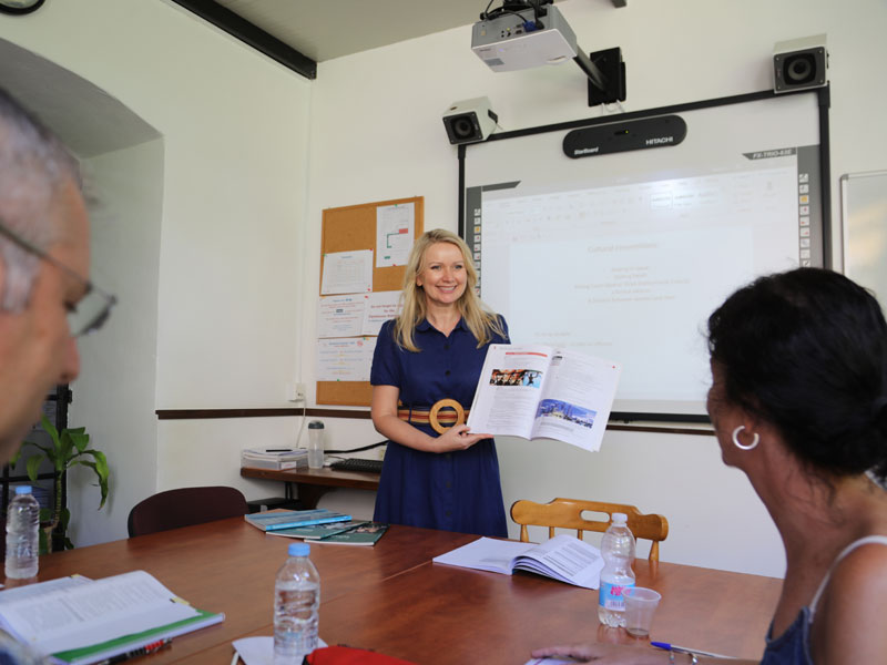 Austausch in der Sprachschule, Erwachsene im Englischkurs während ihrer Sprachreise