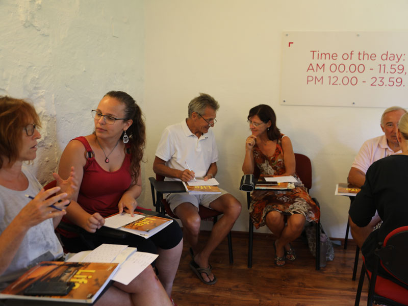 Gespräch im Aufenthaltsraum, Aussprache trainieren und Sicherheit im Sprechen gewinnen