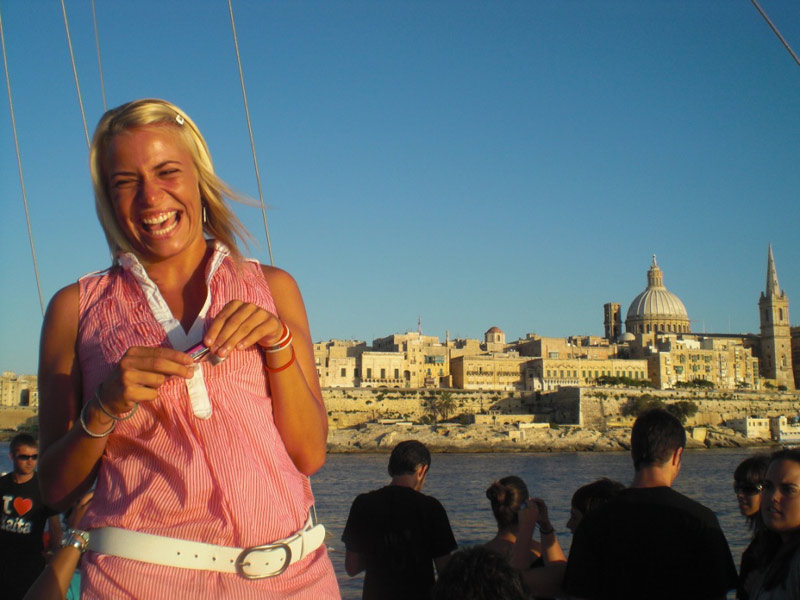 Teilnehmende genießen Bootsausflug vor der Kulisse von Valletta Englisch lernen auf Malta