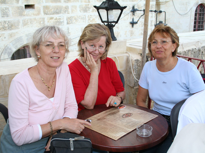 Drei Teilnehmende beim Mittagessen in der Altstadt Maltas während ihrer Sprachreise