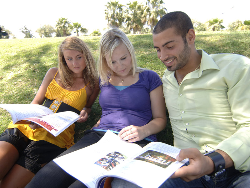Kleingruppe beim Englischlernen im Freien Sprachreise im Haus des Lehrers Malta