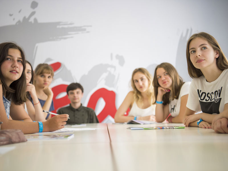Jugendliche konzentrieren sich auf den Unterricht und arbeiten gemeinsam im Klassenraum