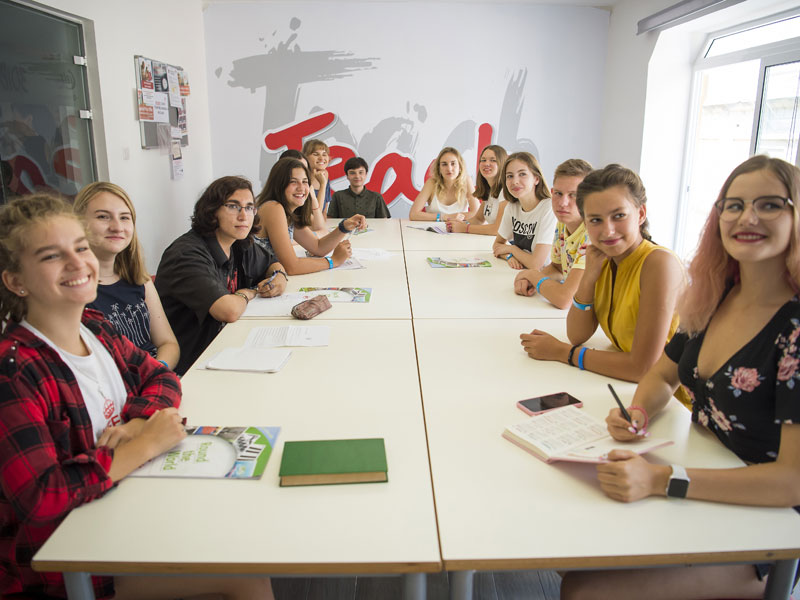 Engagierte Sprachschülerinnen und -schüler verfolgen aufmerksam den Unterricht an der IELS Sprachschule in Malta