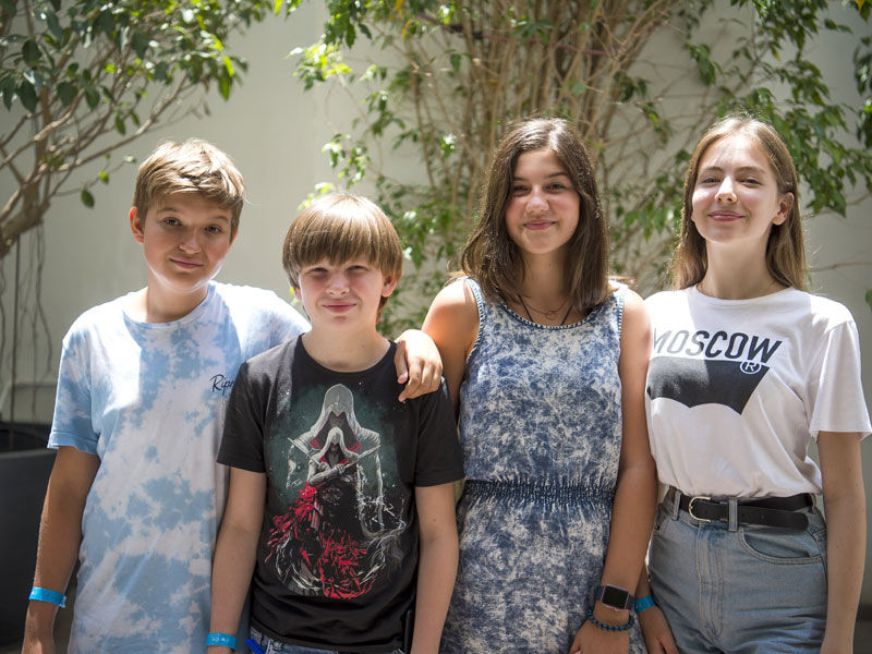 Vier Jugendliche posieren fröhlich im Innenhof der Sprachschule IELS Malta