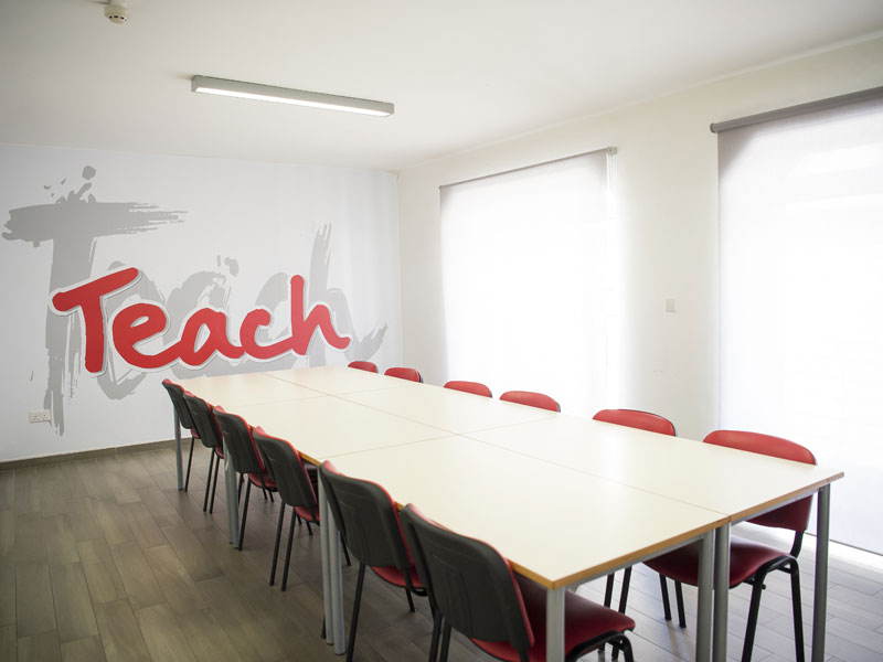 Heller Klassenraum mit großen Fenstern in der IELS Sprachschule