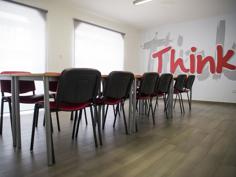 Kursraum der IELS Sprachschule in Sliema mit „Think“-Wandmotiv
