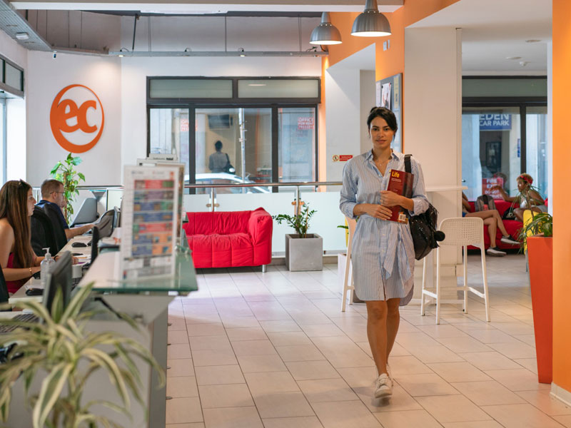 Teilnehmende betreten Empfangsbereich der Sprachschule Englisch lernen im Ausland