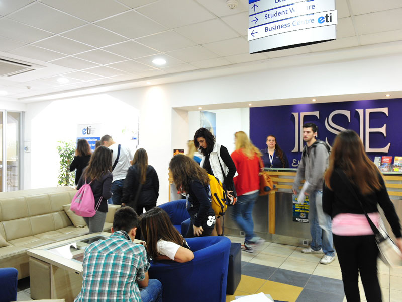 Jugendliche treffen im Eingangsbereich der Sprachschule ein Sprachreise Englisch für Schüler