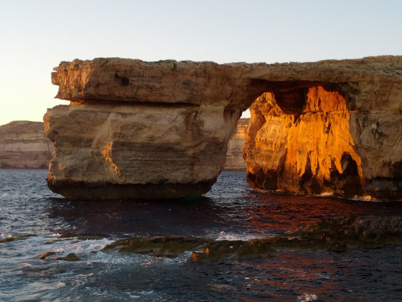 Felsformation über dem Meer bei Sonnenuntergang beliebtes Ausflugsziel während der Sprachreise