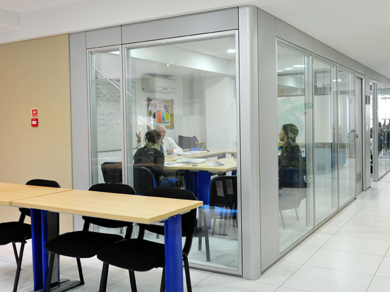 Lehrkraft unterrichtet im modernen Klassenraum individuelle Englischübungen Grammatiktraining