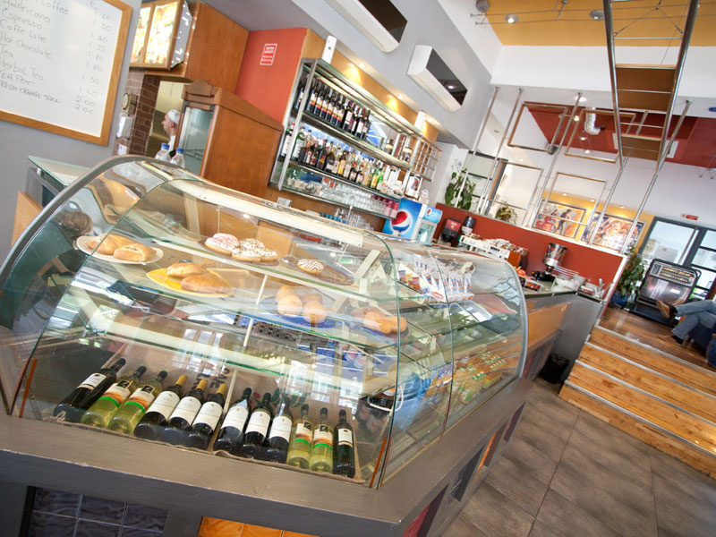 Moderne Cafeteria der Sprachschule ideal für Pausen während des Englischkurses