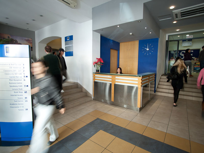 Empfangsbereich der Sprachschule mit Lernenden vor dem Englischkurs Sprachreise Malta