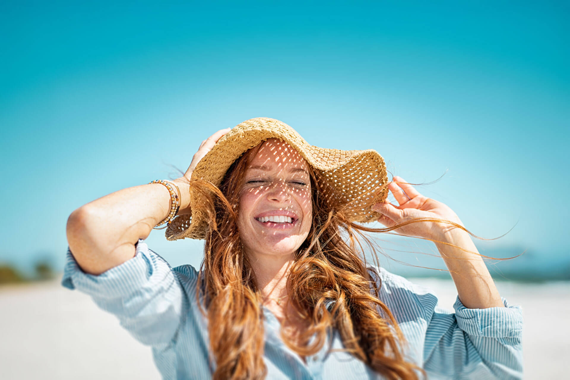 Teilnehmende einer Englisch Sprachreise genießt den Sonnenschein am Strand von St. Julians auf Malta