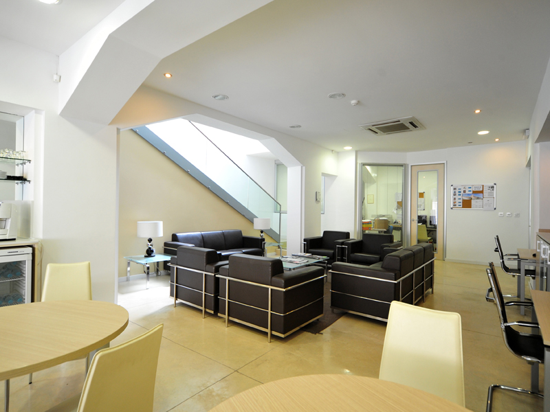 Loungebereich der Sprachschule mit Sitzgruppen Englisch lernen im Ausland