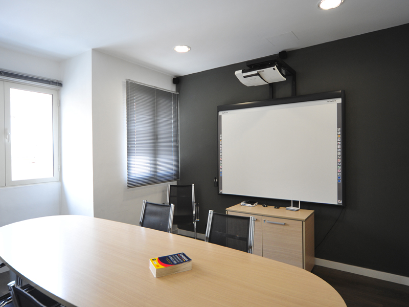 Moderner Seminarraum mit interaktivem Whiteboard Business Englischkurs