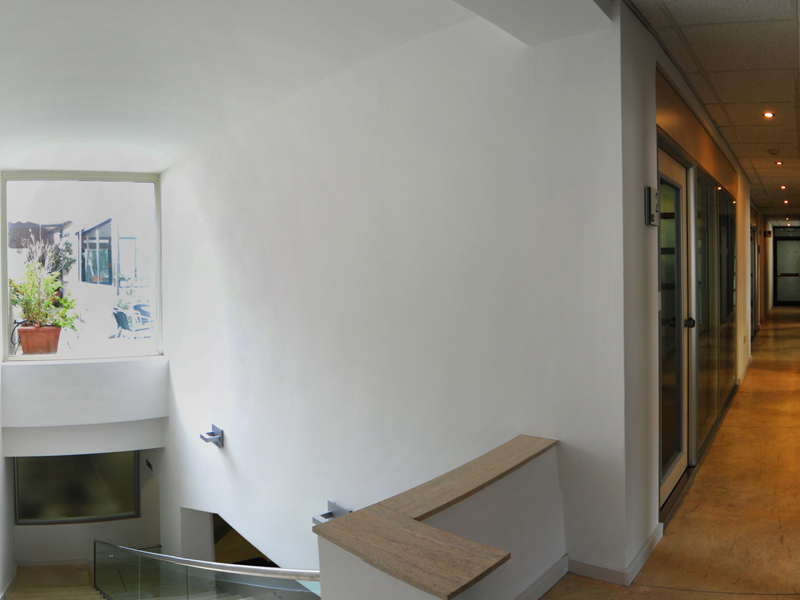 Heller Flur mit Glasräumen in der Sprachschule für professionelle Lernatmosphäre