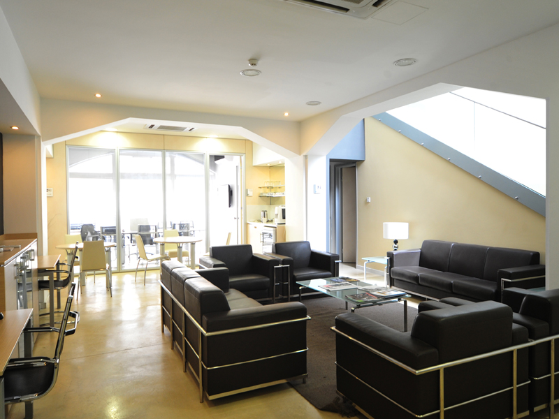 Aufenthaltsraum mit Sitzgelegenheiten für Pausen während der Sprachreise