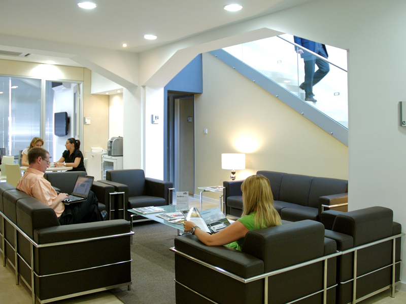 Teilnehmende arbeiten im Loungebereich an Projekten Englischkurs für Berufstätige