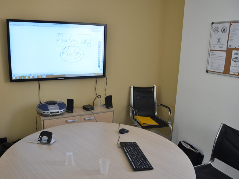 Kleiner Unterrichtsraum mit digitalem Whiteboard Grammatiktraining im Business Englischkurs