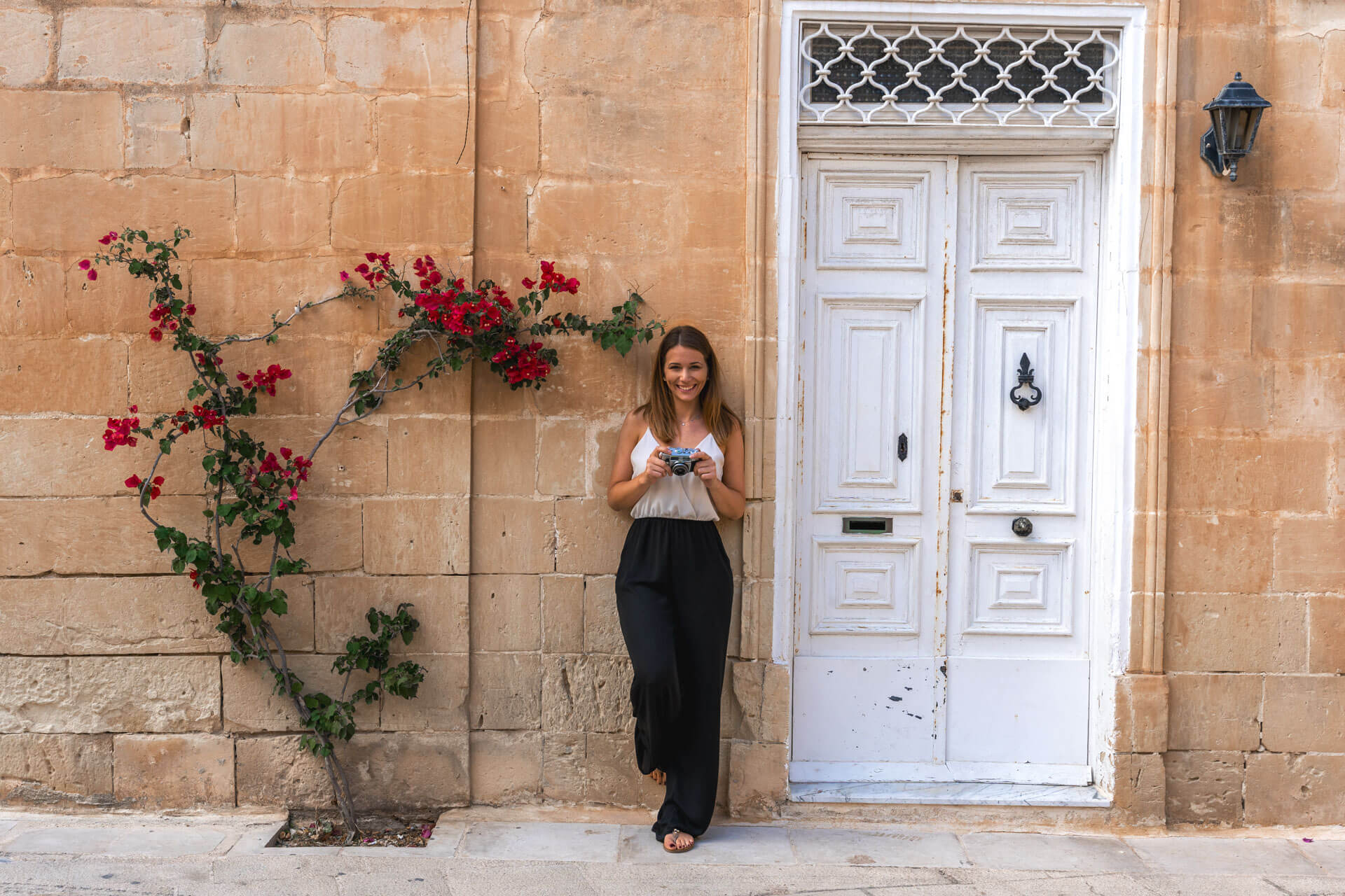 Teilnehmende erkundet malerische Altstadtgasse und macht Fotos während ihrer Sprachreise Englisch lernen im Ausland