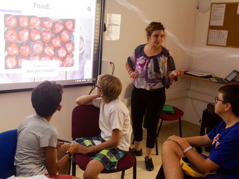 Lehrkraft erklärt Vokabeln im interaktiven Unterricht Sprachreise Englisch für Jugendliche