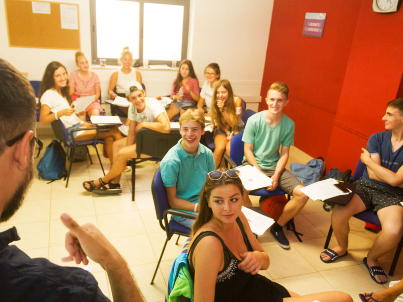Jugendliche lachen im Englischunterricht an der Sprachschule auf Malta