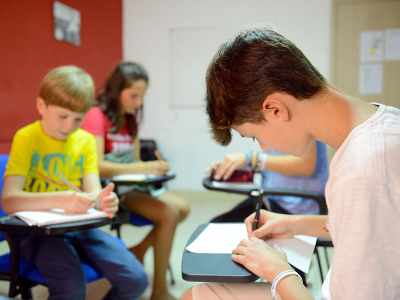 Schüler schreiben im Unterricht Englisch lernen im Ausland