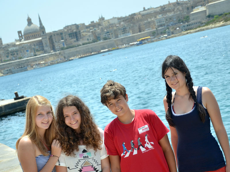 Jugendliche posieren am Hafen mit Blick auf Valletta Sprachkurs Englisch auf Malta