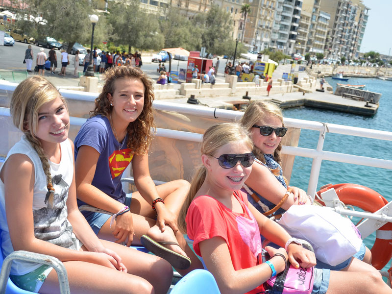 Teilnehmerinnen genießen Bootsausflug während ihrer Sprachreise Englisch