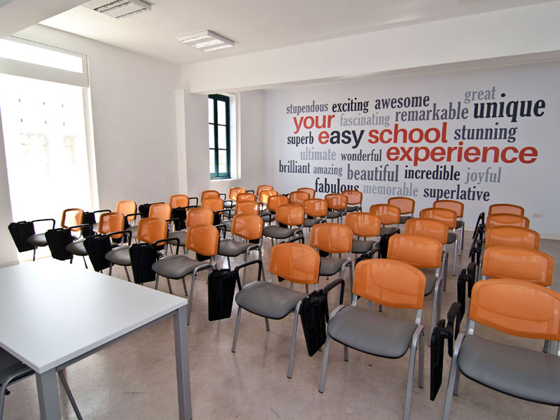Moderner Klassenraum mit hellen Stühlen Englischkurs an der Easy School of Languages