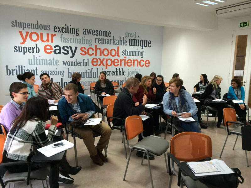 Teilnehmende üben Englisch in Partnerarbeit im Kursraum der Sprachschule in Valletta