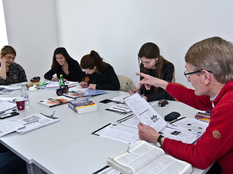 Englischunterricht in Kleingruppe mit engagierter Lehrkraft Sprachreise Malta