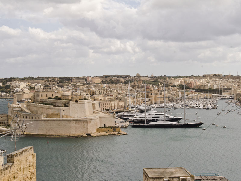 Blick über den Grand Harbour in Valletta Englisch lernen mit Meerblick