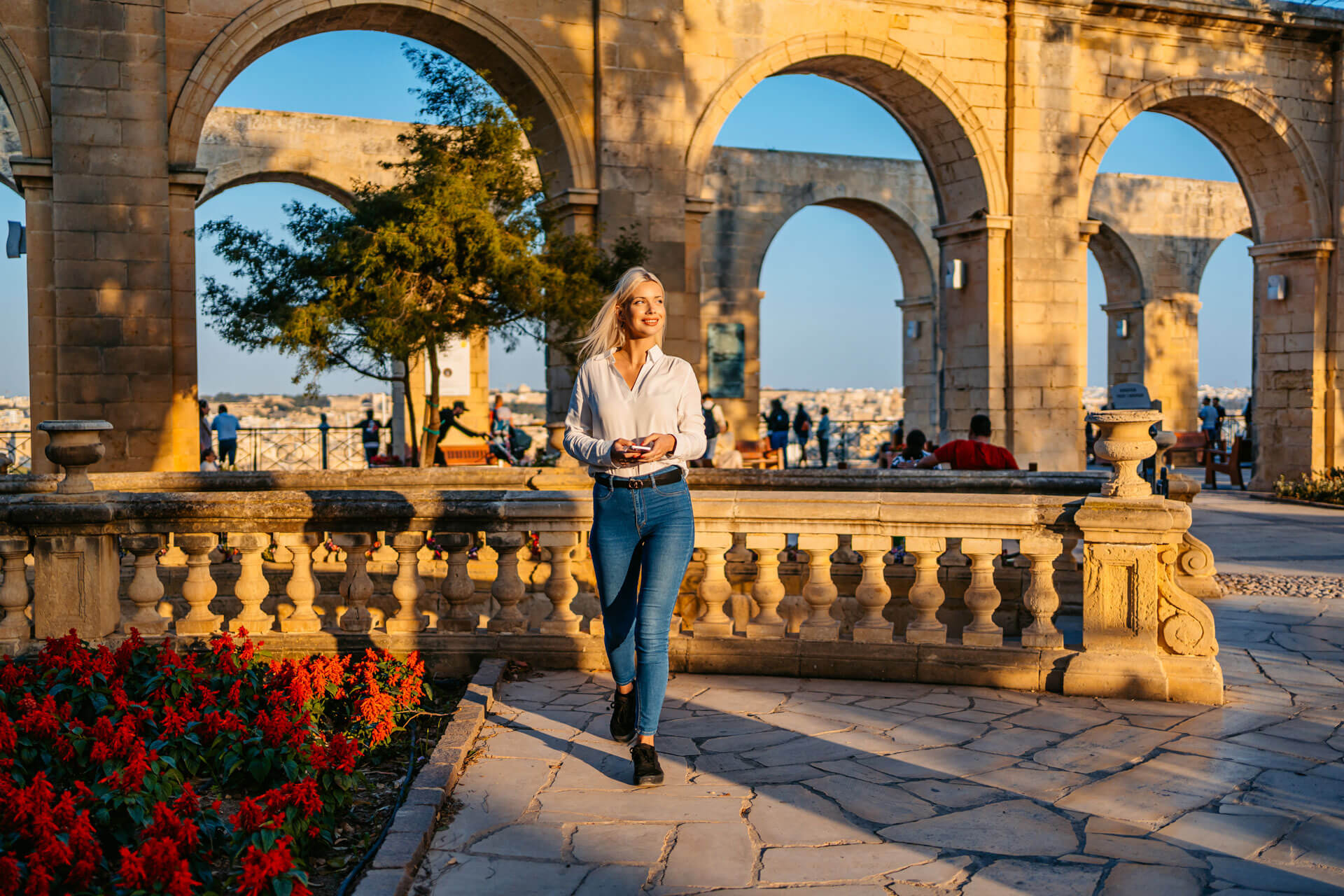 Teilnehmerin erkundet Valletta nach dem Englischkurs im Abendlicht Sprachreise Englisch in Malta