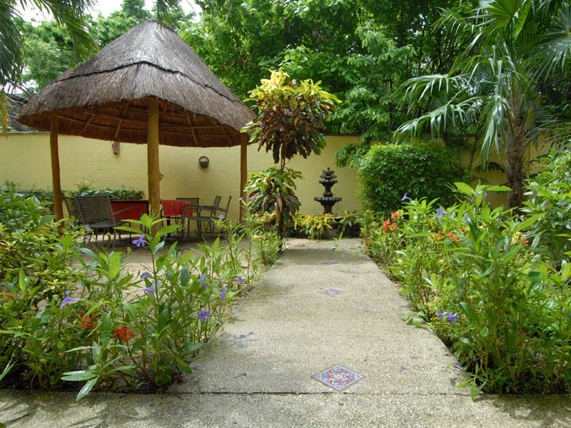 Gartenbereich mit Palapa und Brunnen, ruhiger Ort zum Vokabeln lernen im Sprachkurs