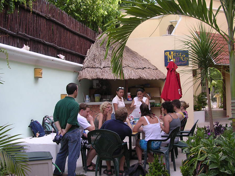 Lernende im Freien mit Lehrkräften, praxisnahes Spanischtraining während der Sprachreise