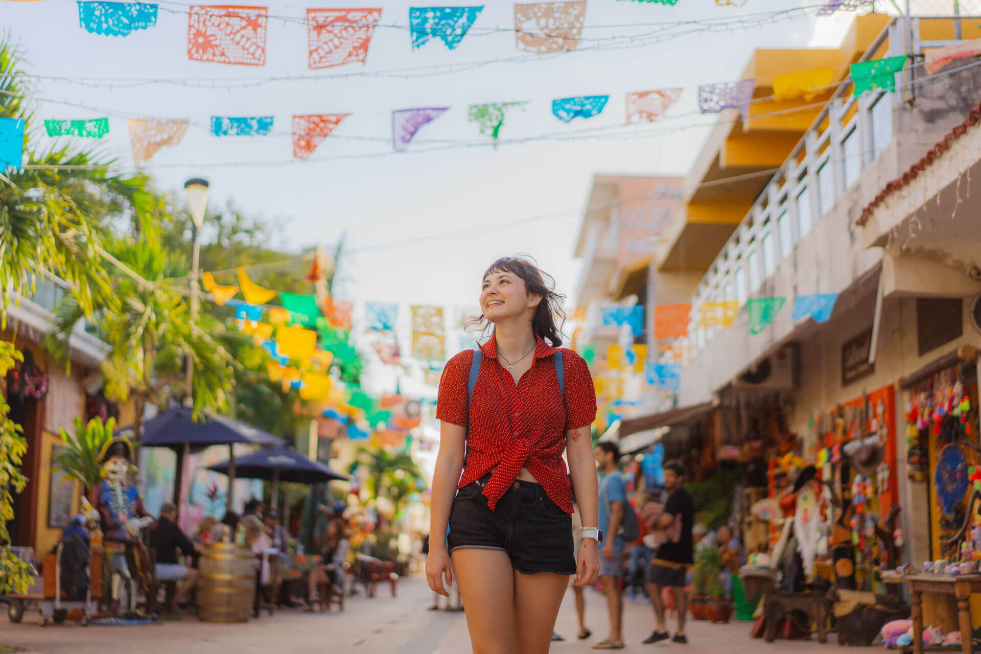 Teilnehmerin der Sprachreise entdeckt die farbenfrohen Straßen und lebendige Atmosphäre von Playa del Carmen