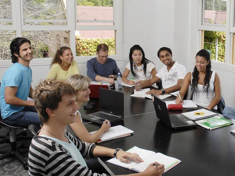 Internationale Sprachschüler im modernen Unterrichtsraum der Language International Auckland