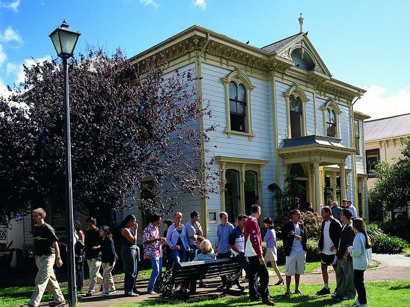 Sprachschüler vor dem Hauptgebäude der Language International Auckland in Neuseeland