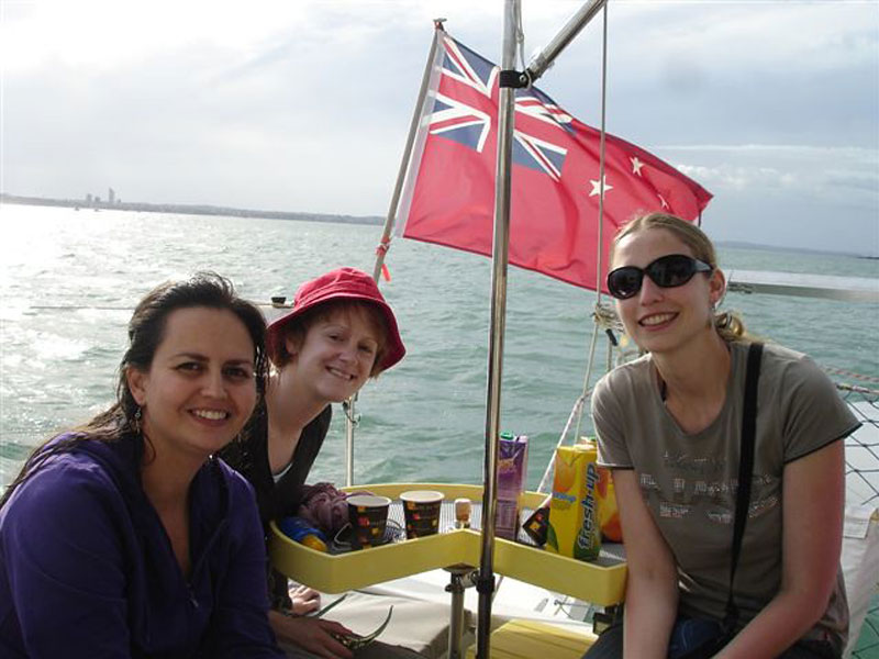 Teilnehmerinnen einer Sprachreise in Auckland auf einem Segeltörn im Hafen