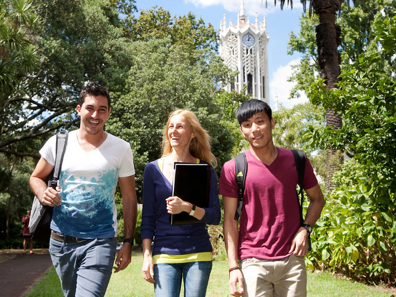 Sprachschüler der Language International Auckland beim Spaziergang durch den Park