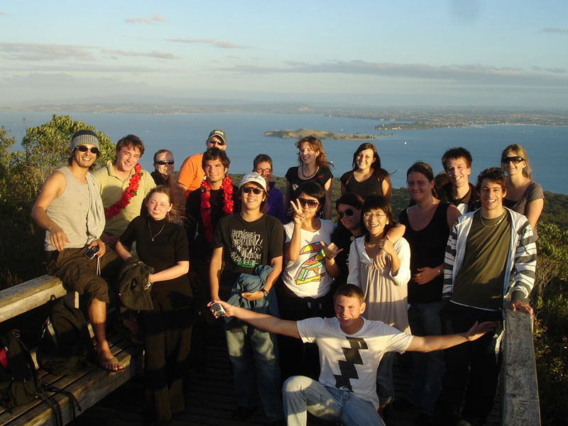Sprachschüler unternehmen Ausflug mit Blick auf die Inseln vor Auckland