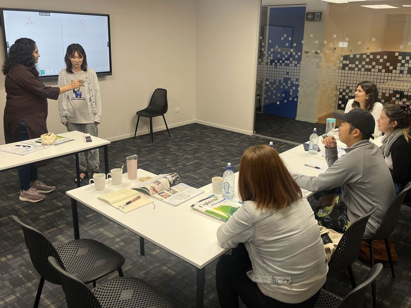 Englischunterricht an der LSNZ Christchurch mit aktiven Sprachübungen