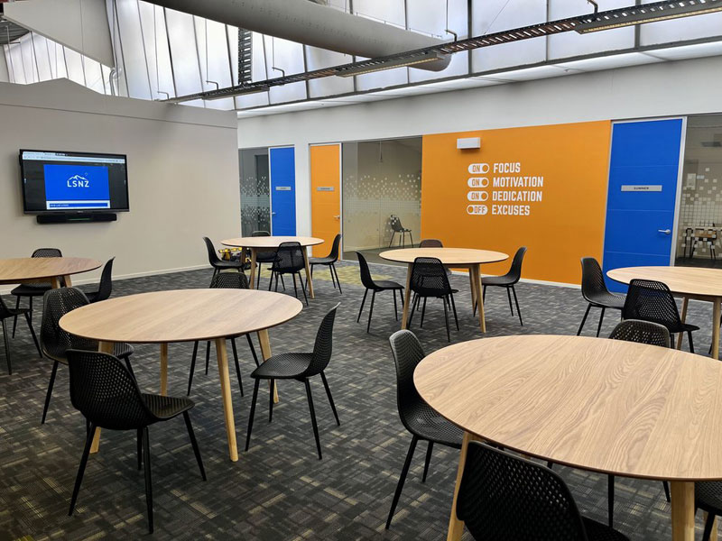 Aufenthaltsraum der LSNZ Christchurch mit modernen Lernbereichen